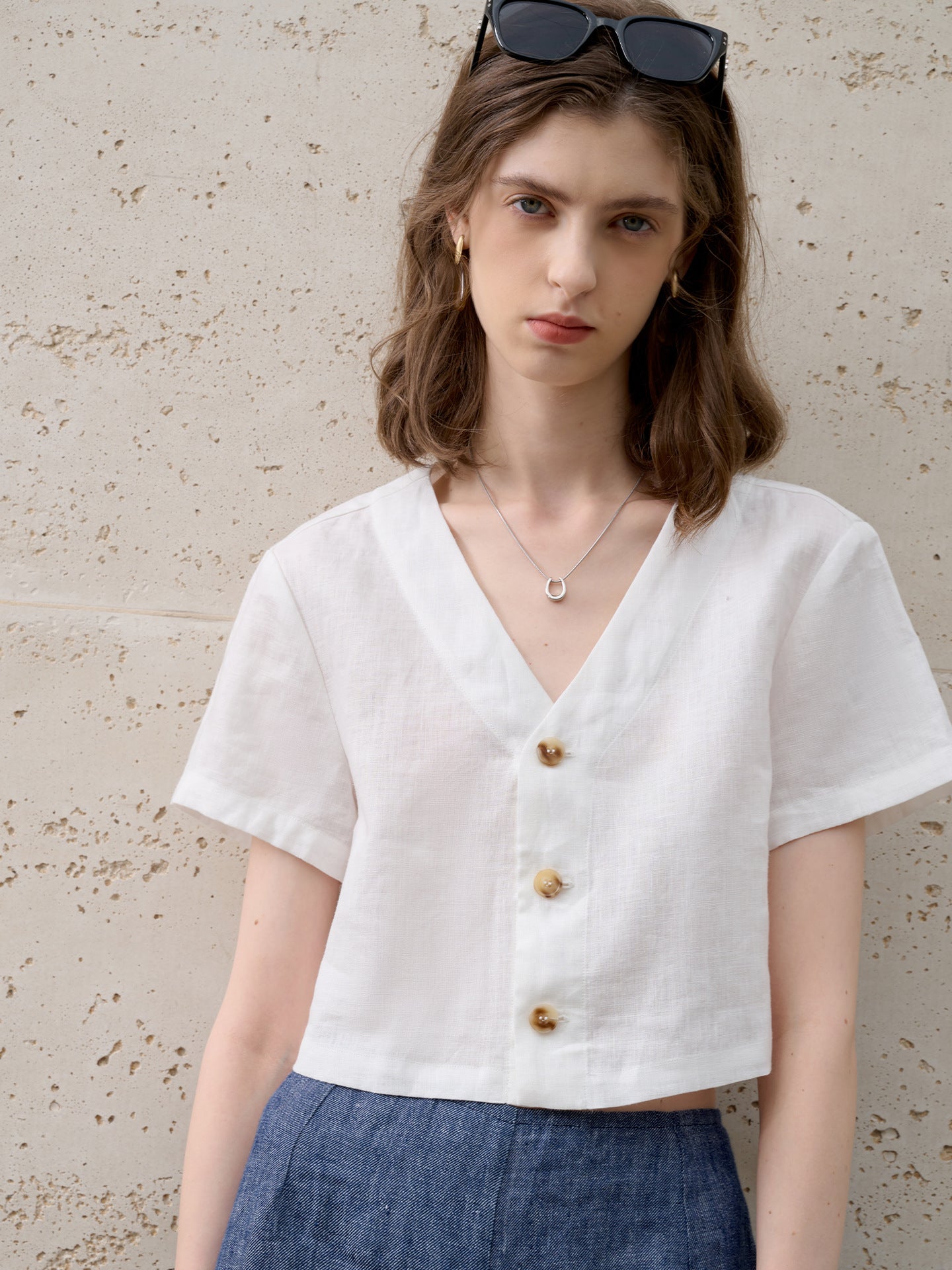 Linen cropped V-neck shirt for summer