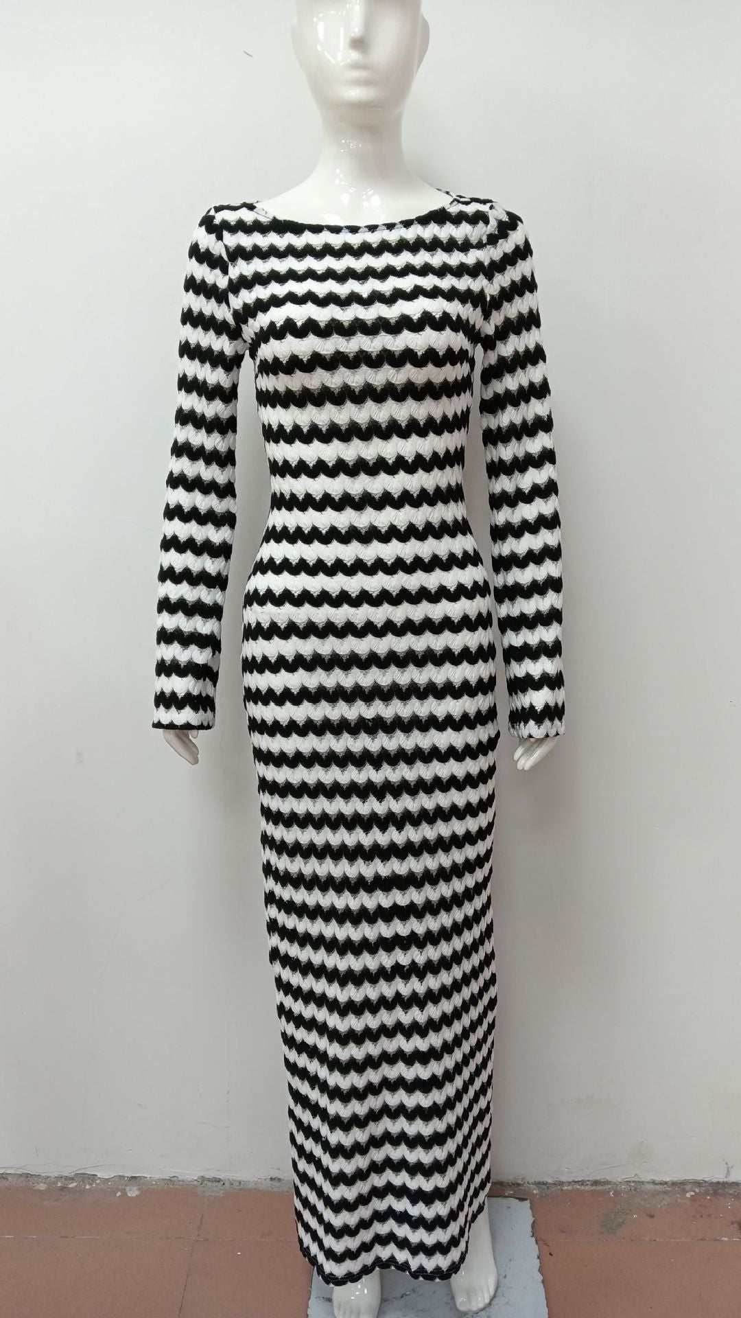 balck and white long-sleeved knitted dress