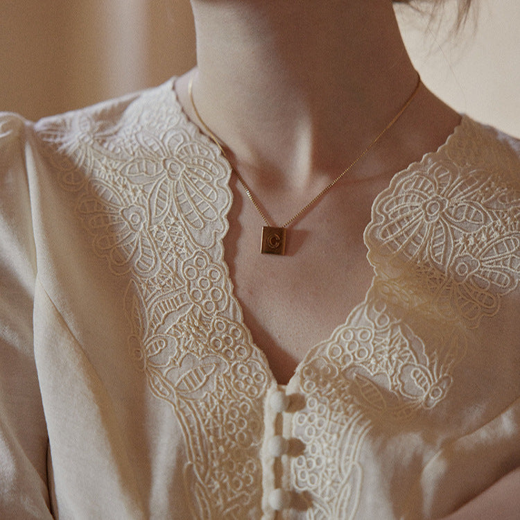 French retro embroidered V-neck shirt
