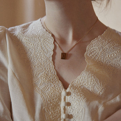 French retro embroidered V-neck shirt