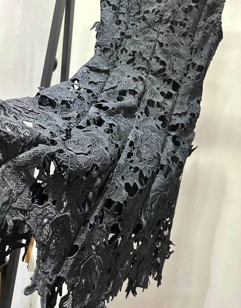 Black Lace Drill-Edge Crew Neck Sleeveless Dress