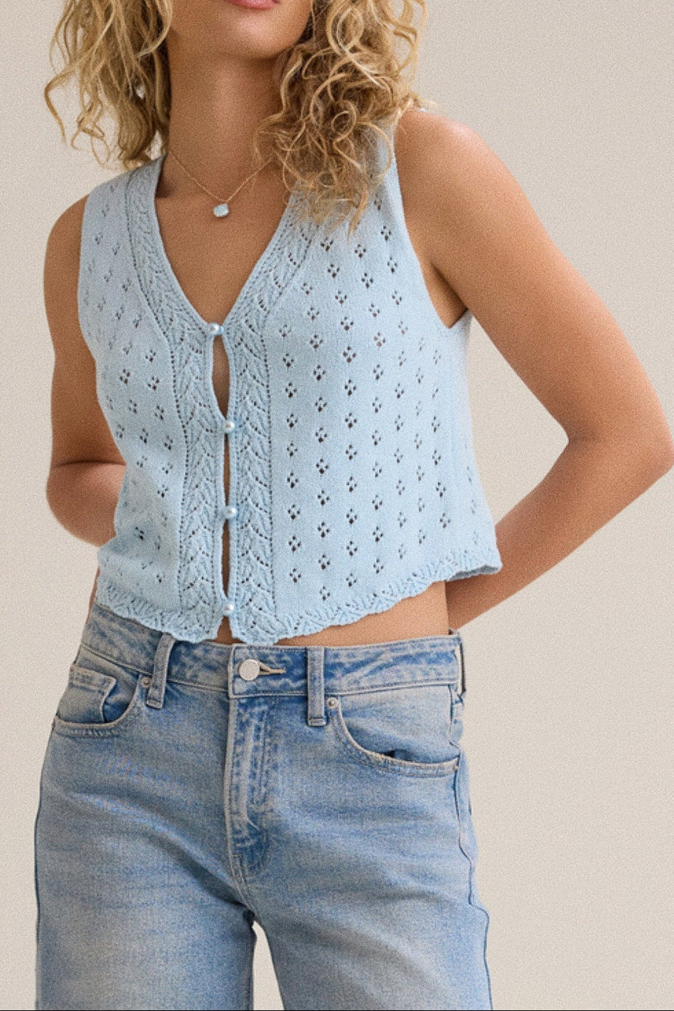 cut-out high-gloss gloss pearl button embellishment V-neck vest