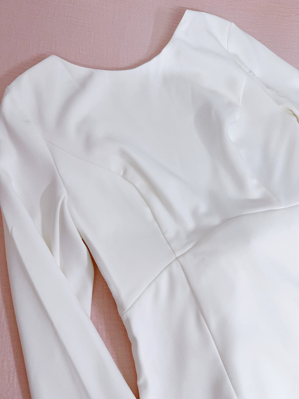 white back V-neck open back bow long-sleeved mini dress