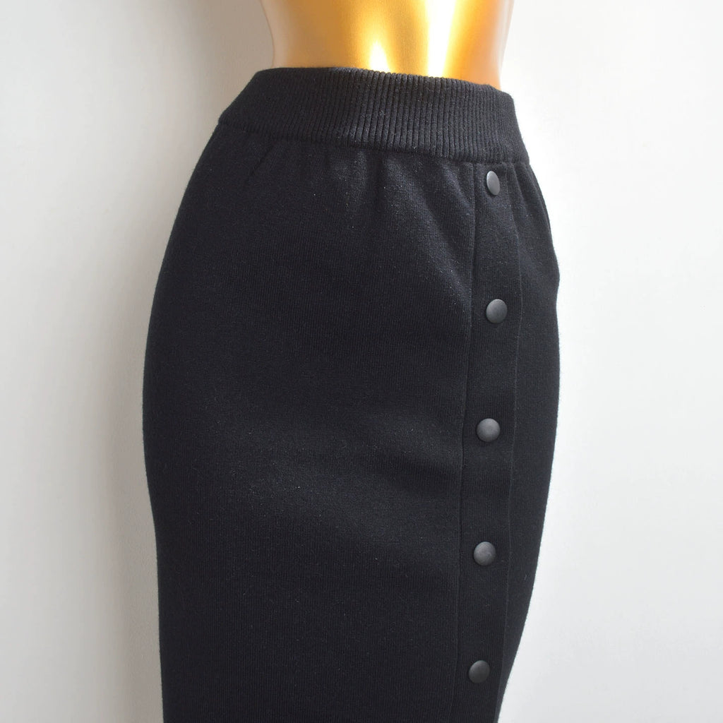 black single-breasted knitted skirt