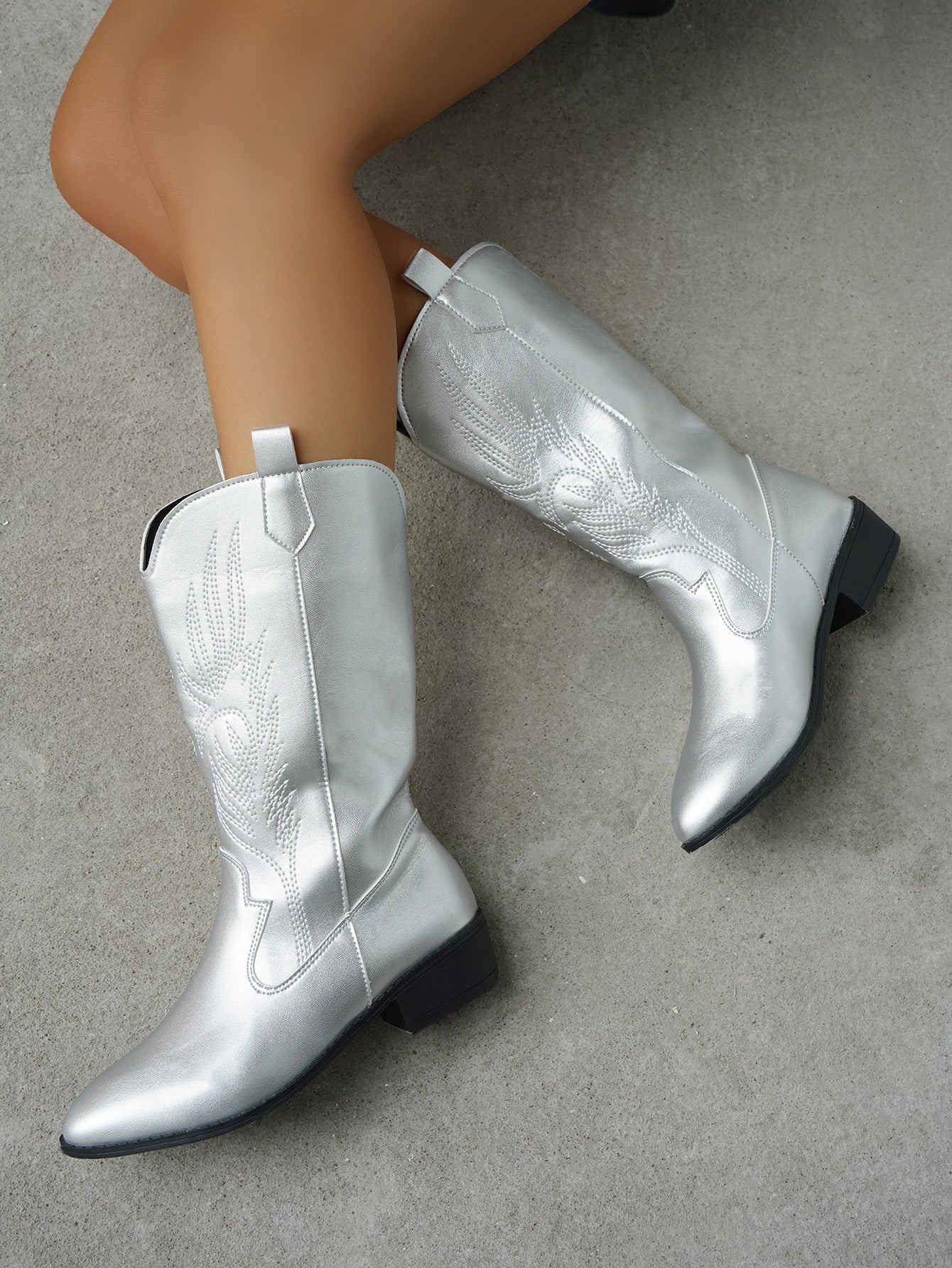 Glossy pointed toe square heel embroidered knight boots