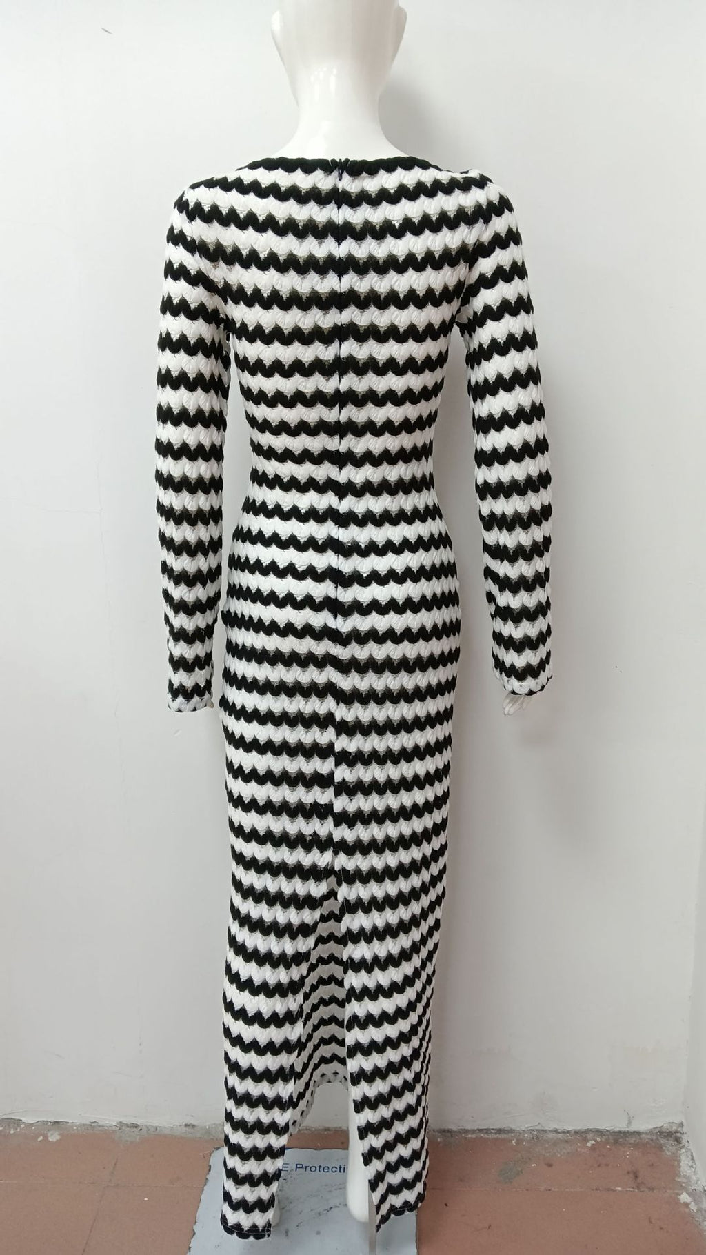 balck and white long-sleeved knitted dress