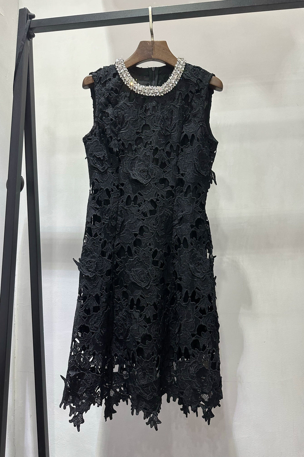 Black Lace Drill-Edge Crew Neck Sleeveless Dress