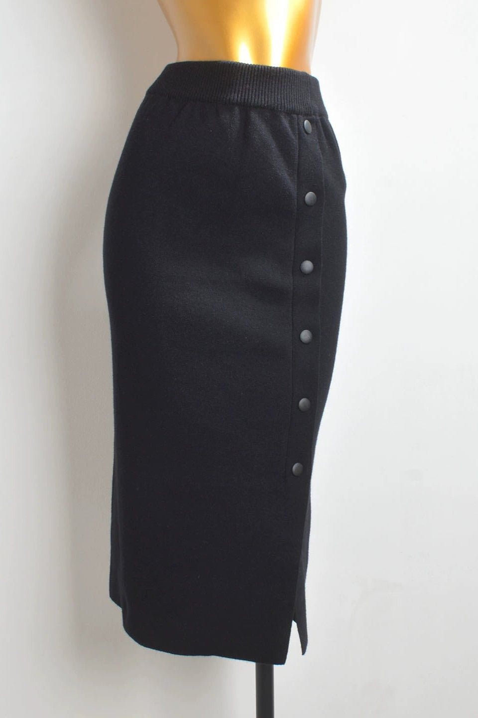 black single-breasted knitted skirt