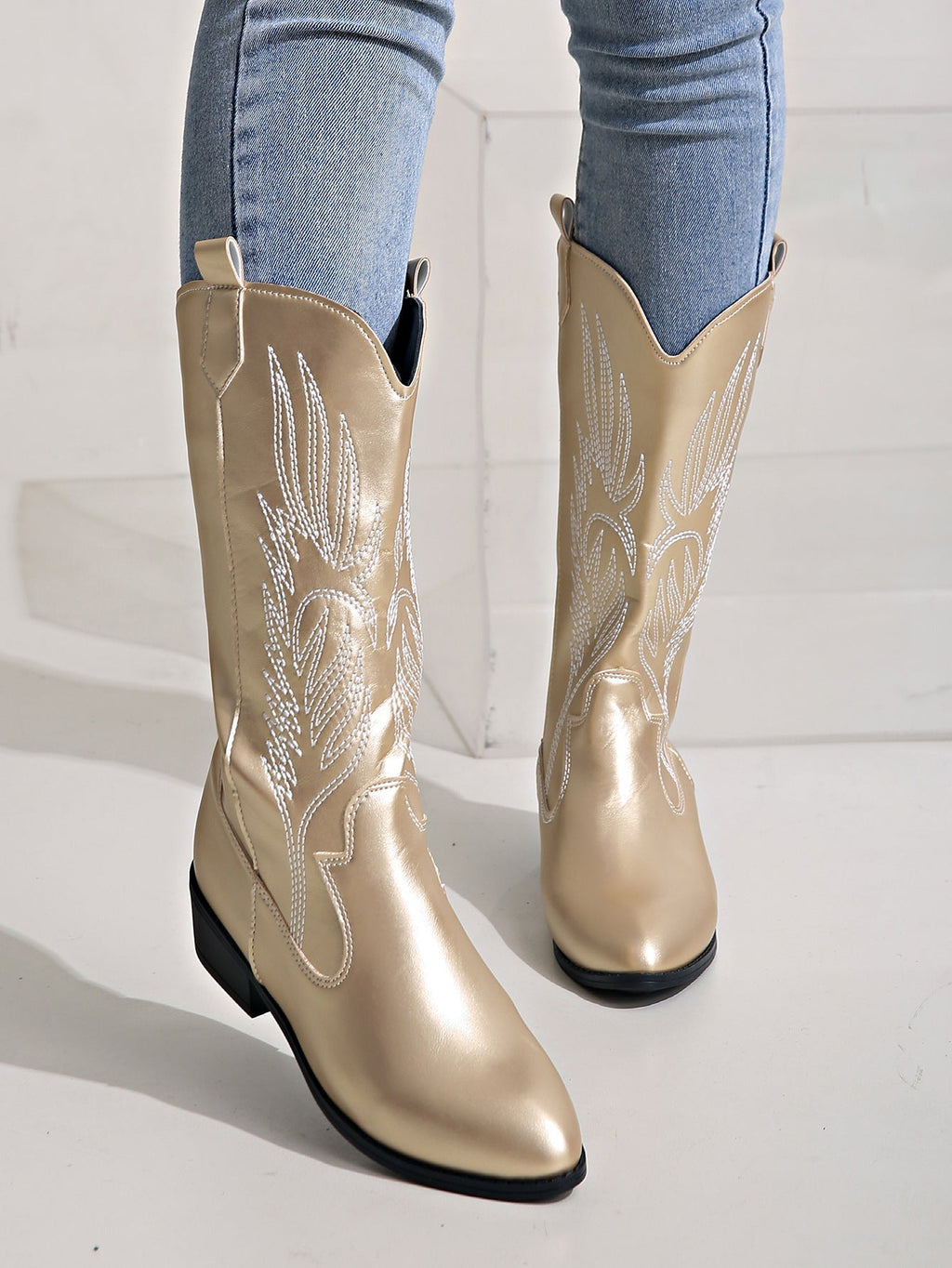 Glossy pointed toe square heel embroidered knight boots