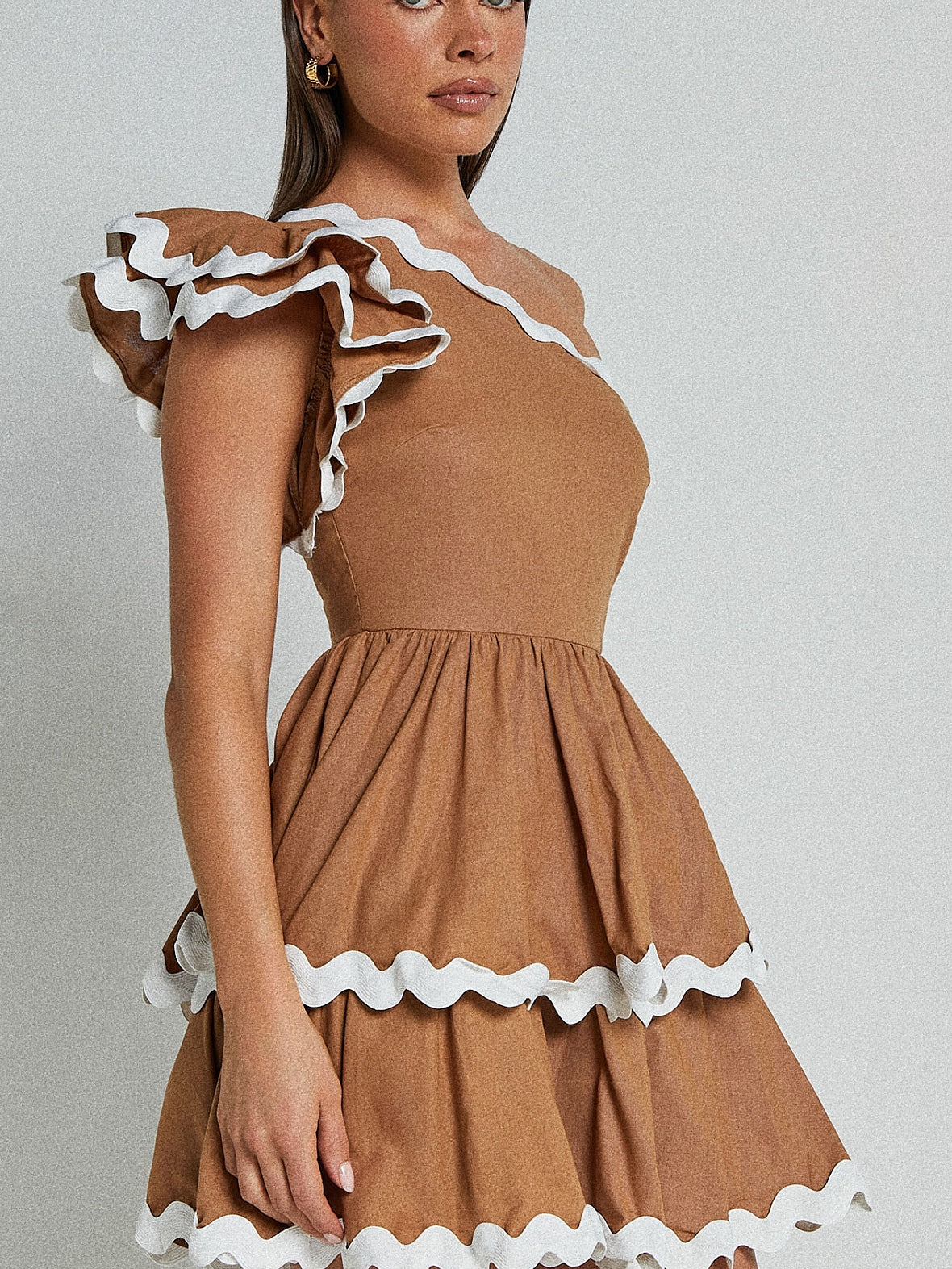 off-the-shoulder wave contrast edge cascading dress