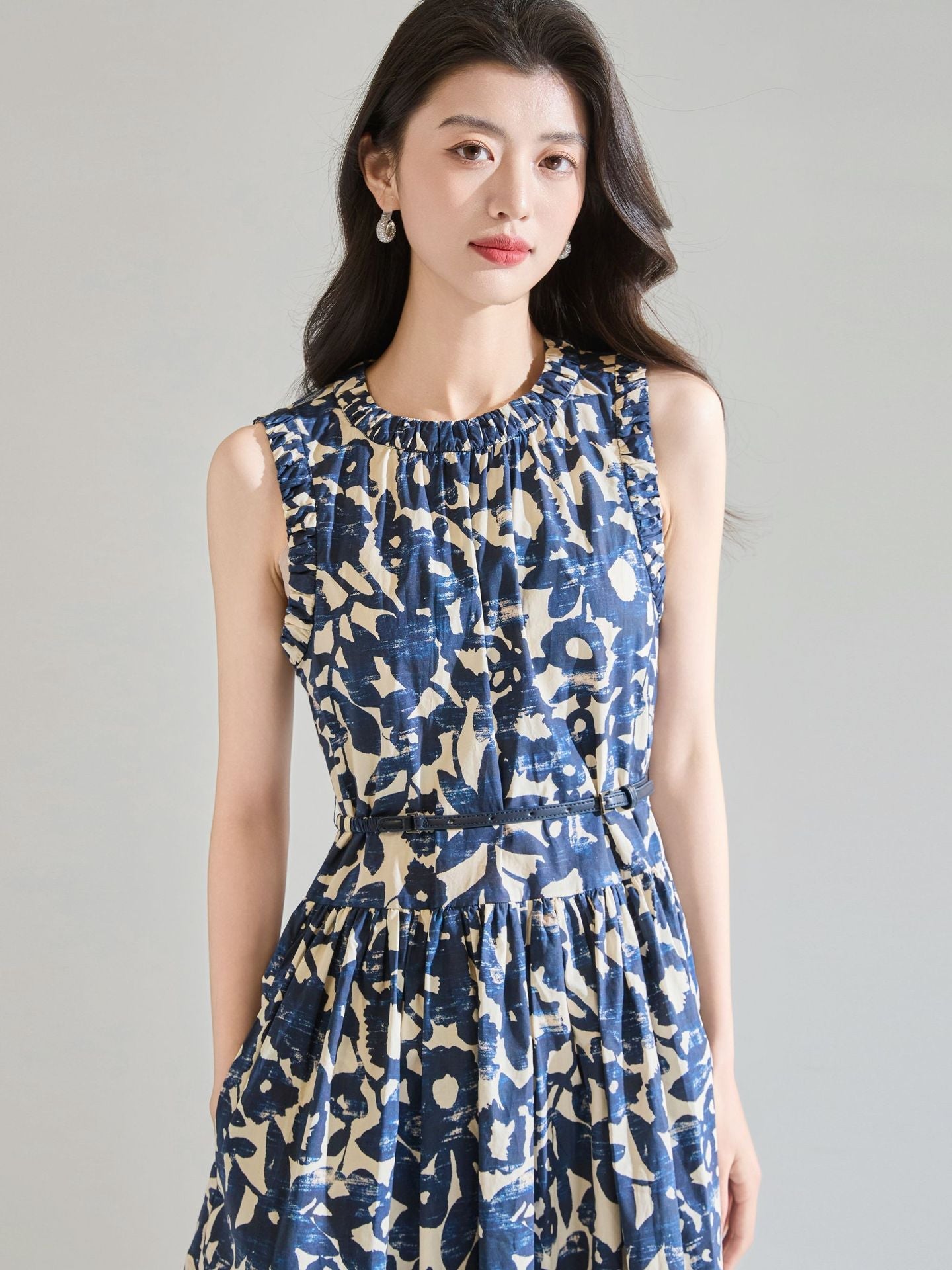 Hepburn-style sleeveless midi dress with oil painting print - blue