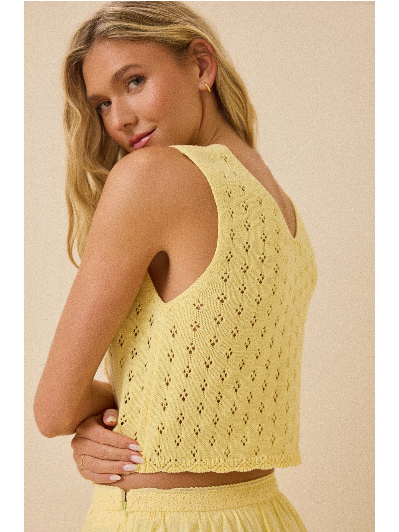 cut-out high-gloss gloss pearl button embellishment V-neck vest